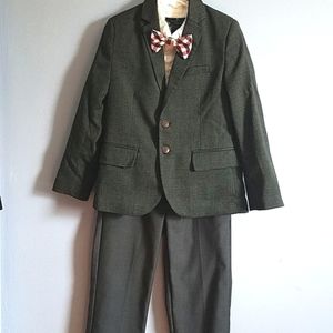 Boy's Matching set of Jacket, Shirt and pants. Size 6/7